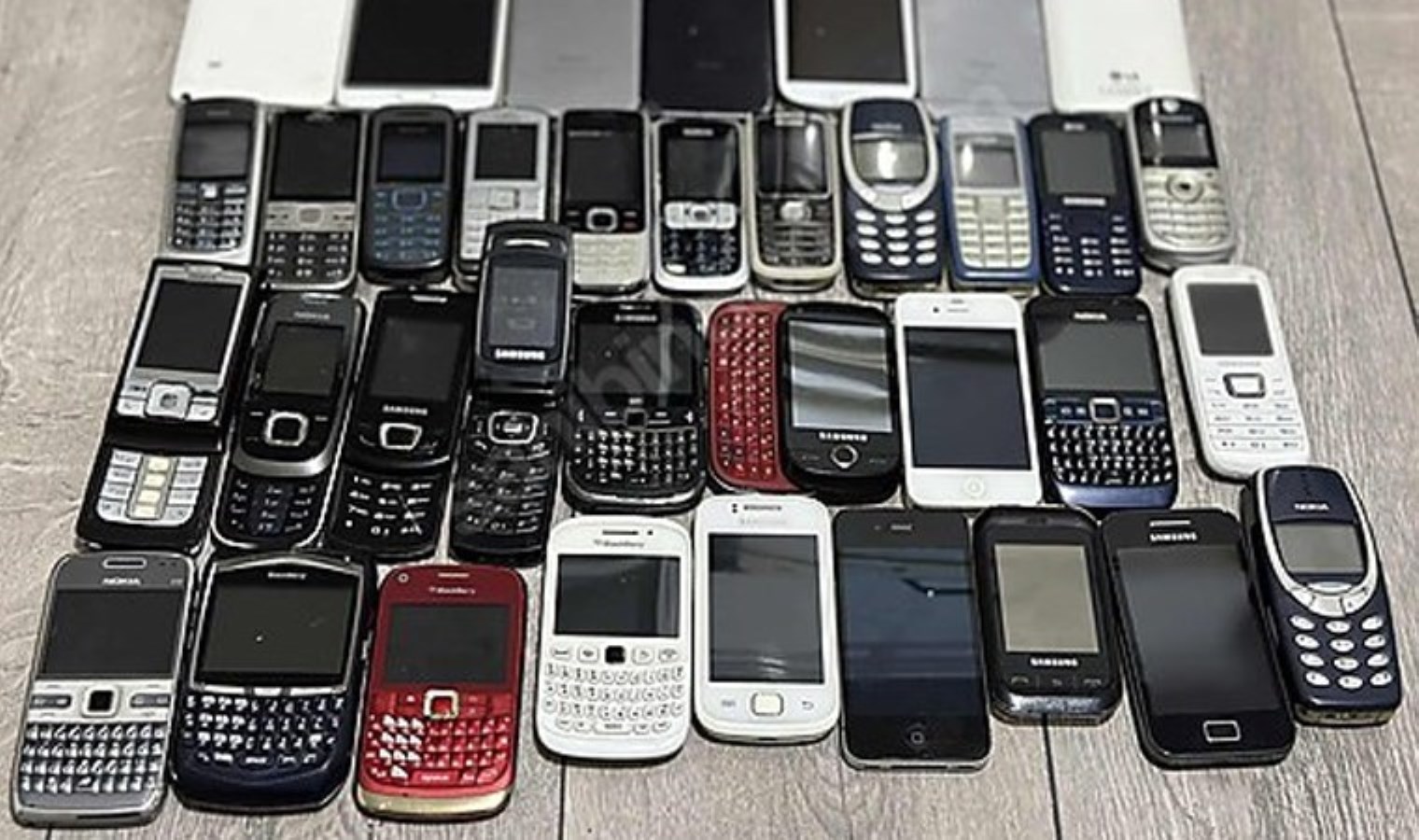 koleksikoncular-pesinde-iste-binlerce-dolara-satilan-eski-telefonlar-9MbCvtgP.jpg