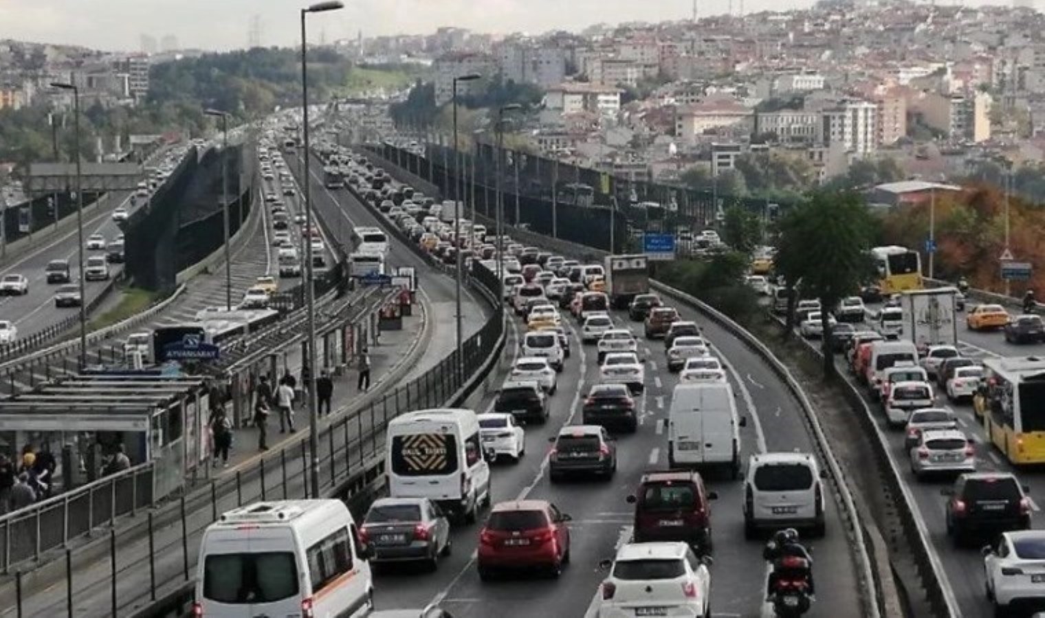 trafik-ve-yol-durumu-istanbulda-trafik-yogunuldu-76yey-cakti-I1FBf2yR.jpg