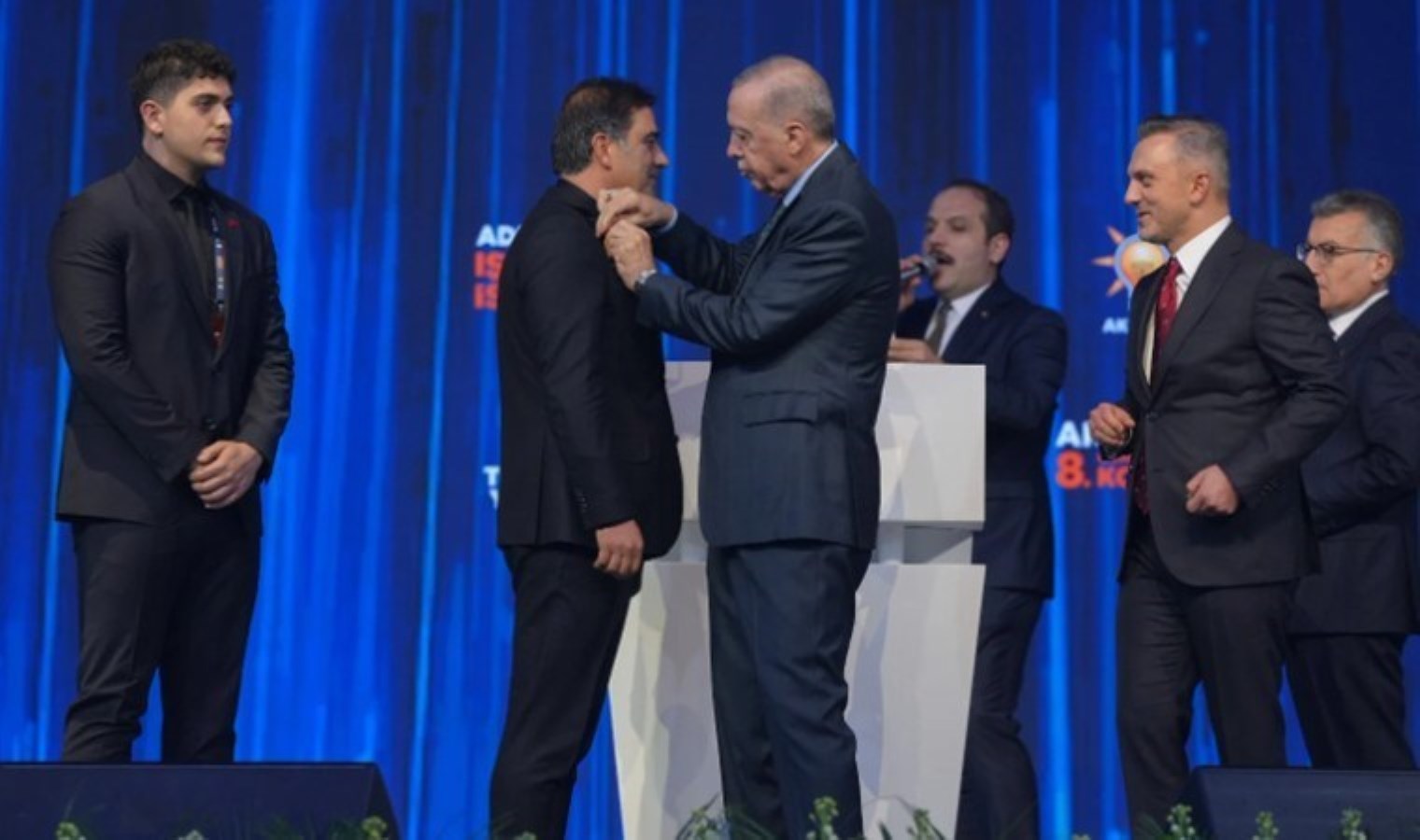 AKP Kongresinde Dikkat Çeken Anlar: Erdoğan ELIYLE ITTI!