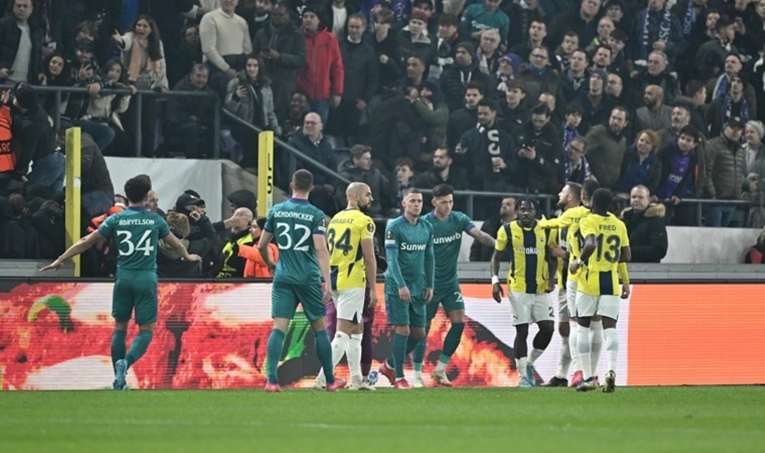 anderlecht-fenerbahce-maha-durdu-hakemler-ve-oyuncular-soyunma-odasina-gitti-Zxaj8qXl.jpg