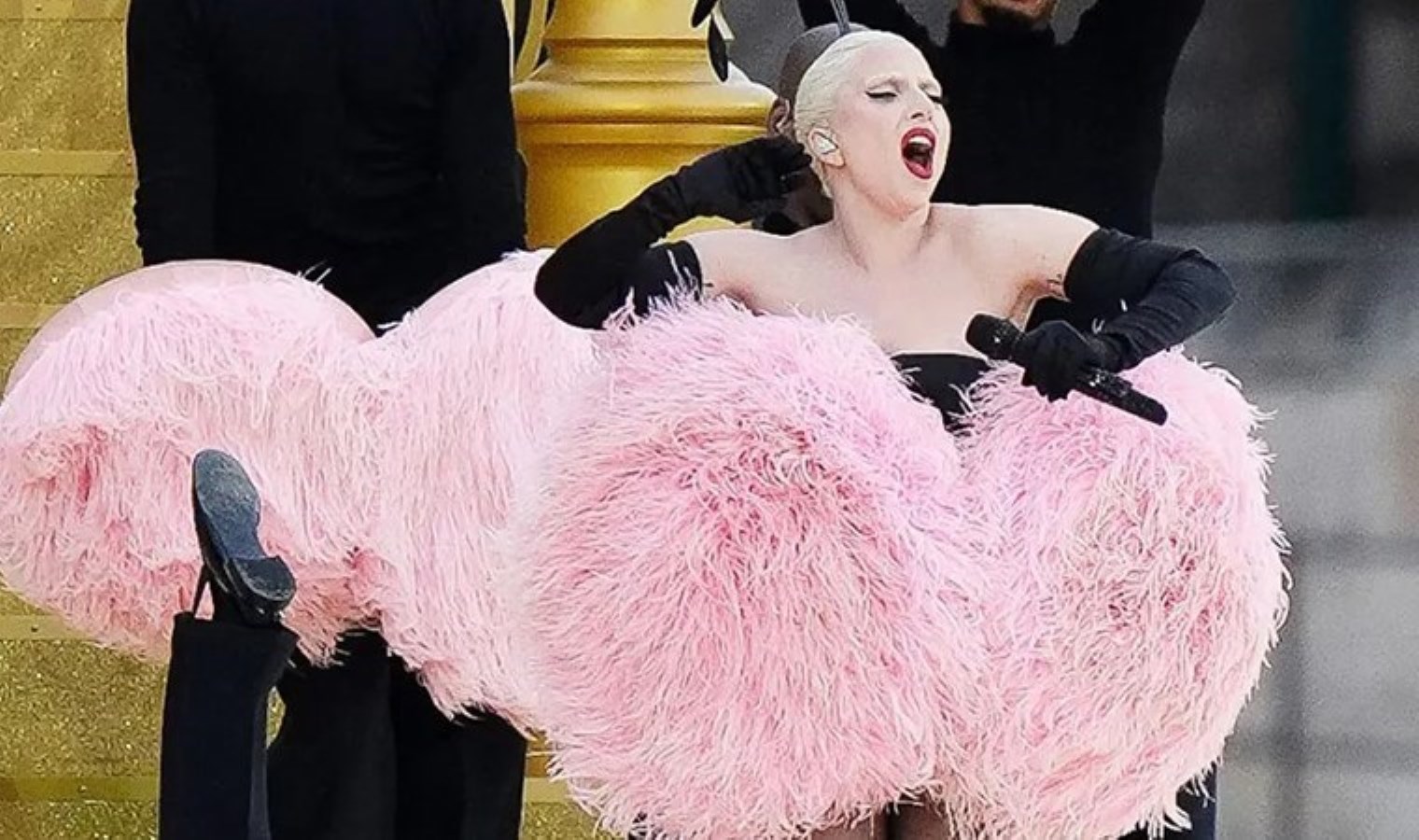 Lady Gaga’dan Hayranlarna Buyuk Jest!