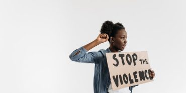 Kadina-Siddetle-Mucadele-Gercekten-Sadece-Fotografta-mi-Kaliyor-featured